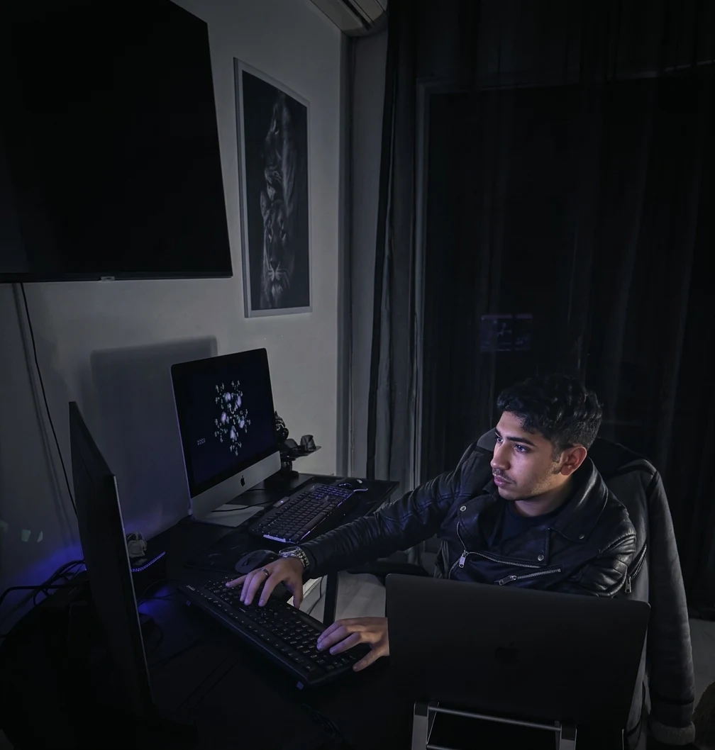 Alessio, fondatore di PyForge, alla sua postazione